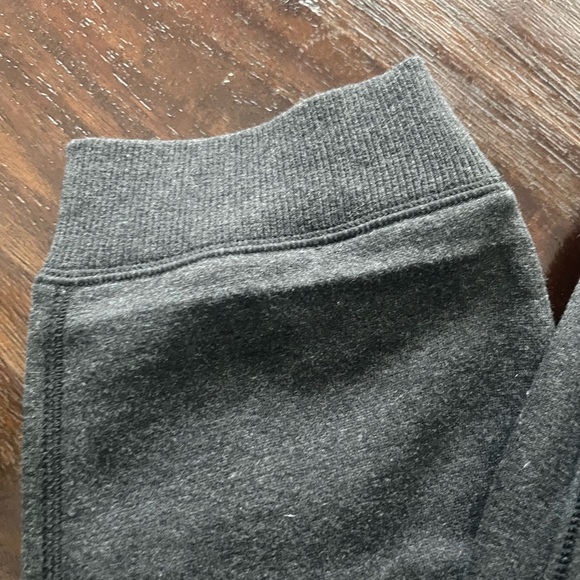 - NWT Under Armour joggers Gray with White embroidered logo Size XL - Picture 6 of 8